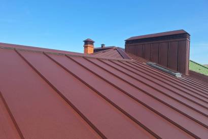 Комплексный монтаж кровли из двойного стоячего фальца RAL 3005 с установкой элементов — фото-1457_1