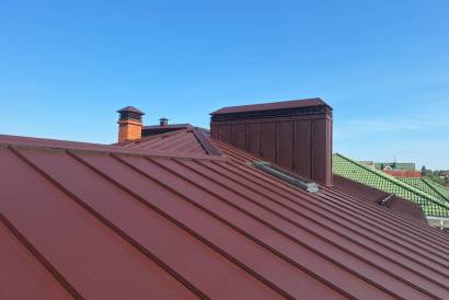 Комплексный монтаж кровли из двойного стоячего фальца RAL 3005 с установкой элементов — фото-1457_2