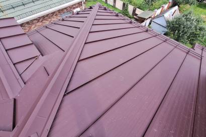 Комплексный монтаж кровли из двойного стоячего фальца RAL 3005 с установкой элементов — фото-1457_6