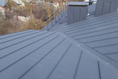 Комплексный монтаж кровли из двойного стоячего фальца RAL 7024 с установкой элементов безопасности водосточной системы Grand Line — фото-1457_1