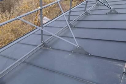 Комплексный монтаж кровли из двойного стоячего фальца RAL 7024 с установкой элементов безопасности водосточной системы Grand Line — фото-1457_2