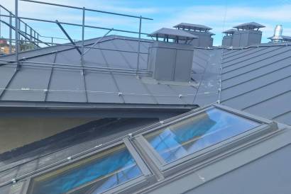 Комплексный монтаж кровли из двойного стоячего фальца RAL 7024 с установкой элементов безопасности водосточной системы Grand Line — фото-1457_5