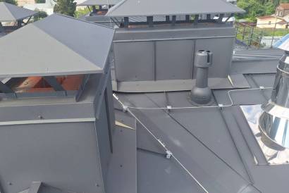 Комплексный монтаж кровли из двойного стоячего фальца RAL 7024 с установкой элементов безопасности водосточной системы Grand Line — фото-1457_9