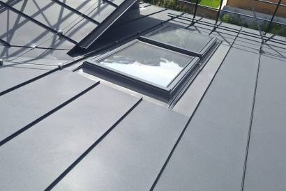 Комплексный монтаж кровли из двойного стоячего фальца RAL 7024 с установкой элементов безопасности водосточной системы Grand Line — фото-1457_10