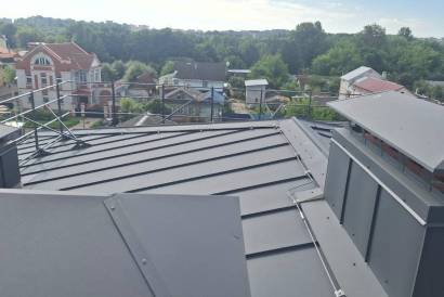 Комплексный монтаж кровли из двойного стоячего фальца RAL 7024 с установкой элементов безопасности водосточной системы Grand Line — фото-1457_11