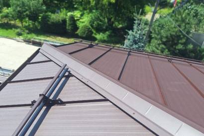 Комплексный монтаж кровли из двойного стоячего фальца RAL 8017 с установкой снегозадержателей Grand Line — фото-1457_2