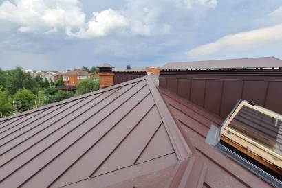 Комплексный монтаж кровли из двойного стоячего фальца RAL 8017 с установкой снегозадержателей Grand Line — фото-1457_3