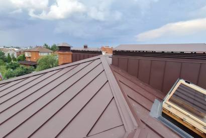 Комплексный монтаж кровли из двойного стоячего фальца RAL 8017 с установкой снегозадержателей Grand Line — фото-1457_4