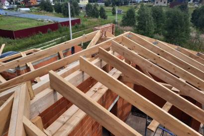 Монтаж цементно-песчаной черепицы BRAAS Таунус (цвет графит) с обустройством вентиляции и изготовлением дымника. — фото-1457_3