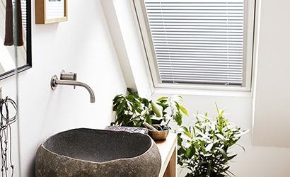 Мансардные окна VELUX Woodline Панорама — Установка штор и аксессуаров — фото