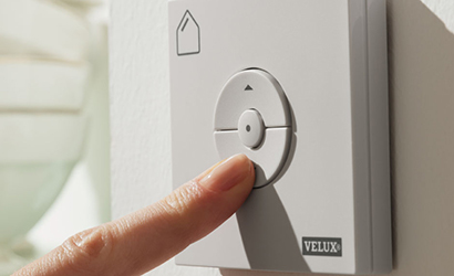 Мансардные окна VELUX Woodline классика c дистанционным управлением — Питание от сети или солнечных батарей — фото