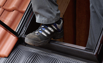 Окна-люки для выхода на крышу для неотапливаемых чердаков — Антискользящее покрытие коробки — фото