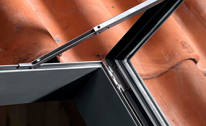 Окна-люки для выхода на крышу для неотапливаемых чердаков — Ограничитель створки для безопасности — фото