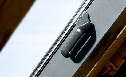 Окна-люки для выхода на крышу для неотапливаемых чердаков — Удобное открывание и закрывание — фото