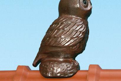 Цементно-песчаная черепица "Braas" — Декоративный элемент для черепичной крыши Сова — фото