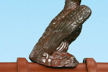 Цементно-песчаная черепица "Braas" — Декоративный элемент на крышу Беркут — фото